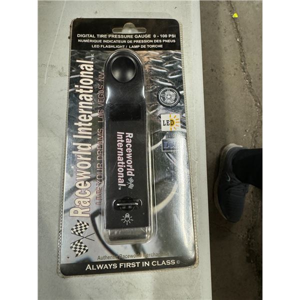 Digital tire pressure gauge