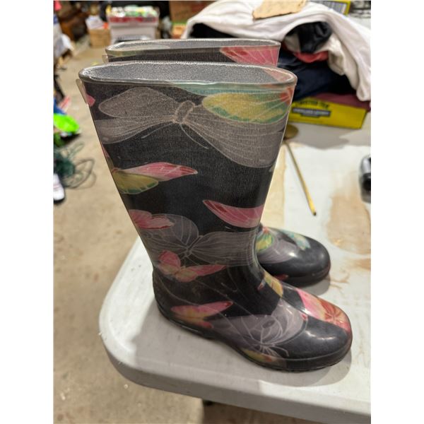Children size 13, gumboots