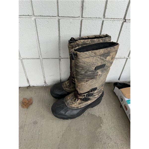 Kamik Canada boots size 8