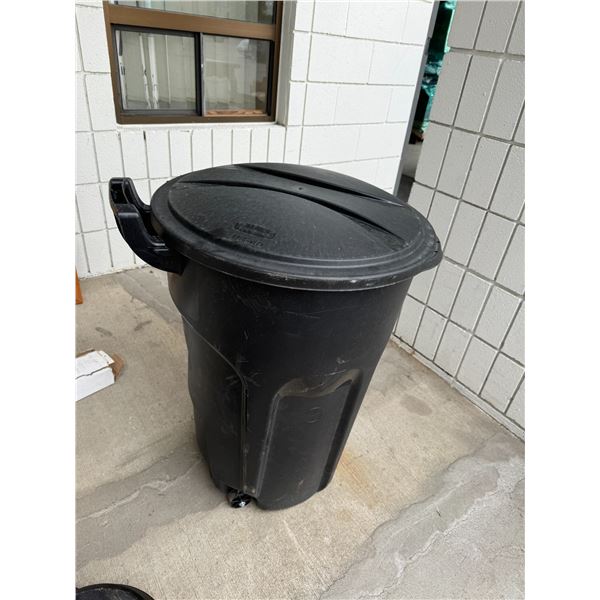 Rubbermaid roughneck garbage can with wheels