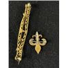 Image 2 : 2 Vintage Gold Tone Brooches/ Pins. 1 Bar Pin and 1 Fleur de Lis