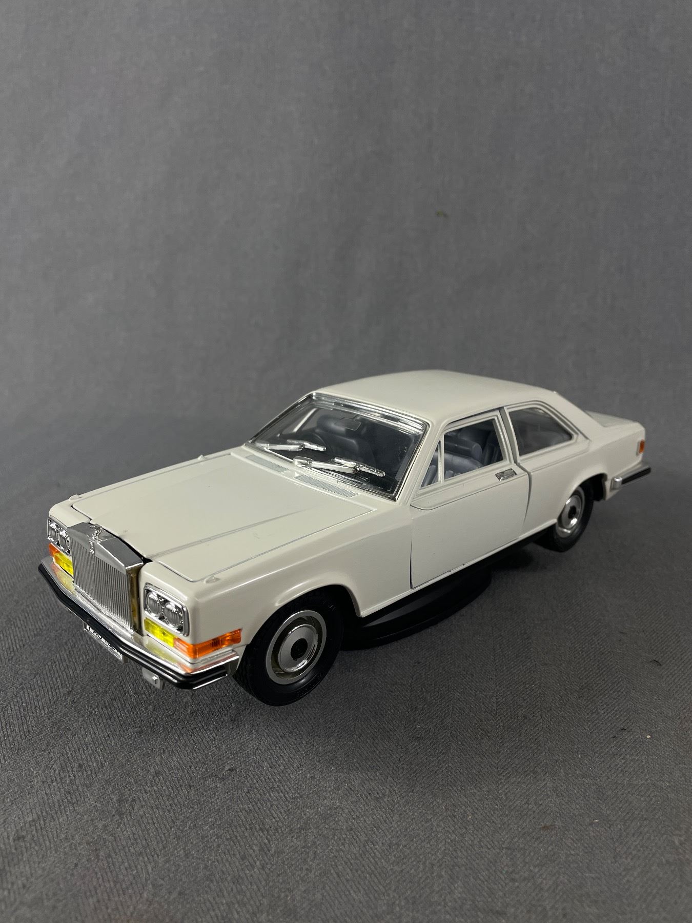 VOLVO 960 - 1996 - Nautic blue pearl - Triple9 1:18 VOLVO 960 - 1996 - Nautic blue pearl - Triple9 1:18