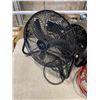 Image 2 : 2 FANS, EXTENSION CORDS AND BIRD FEEDERS