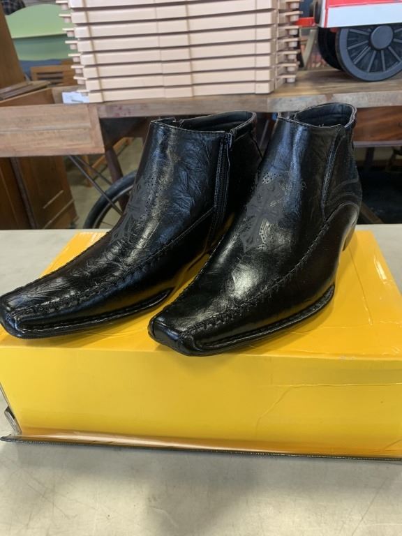 NEW MENS BLACK DRESS SHOES, SIZE 8.5