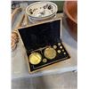 Image 8 : TOTE OF ASSORTED WOODEN DECOR ITEMS