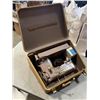 Image 2 : CASED SINGER SEWING MACHINE