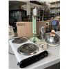 Image 1 : HAMILTON BEACH NO. 25 MILK SHAKE MAKER AND ASSORTED VINTAGE KITCHEN ITEMS