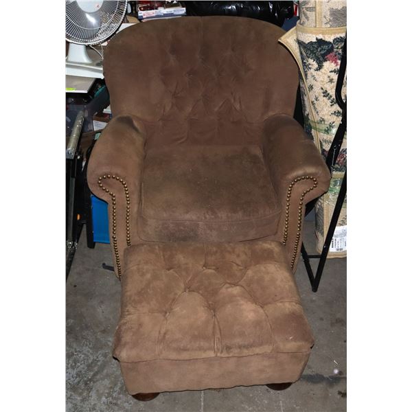 COMFORTABLE BROWN FABRIC LIVING ROOM CHAIR WITH