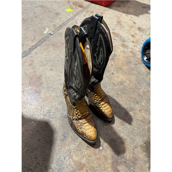 Cowboy boots size 6.5