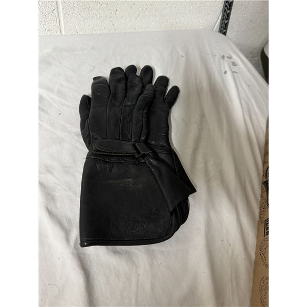 Medium leather gloves