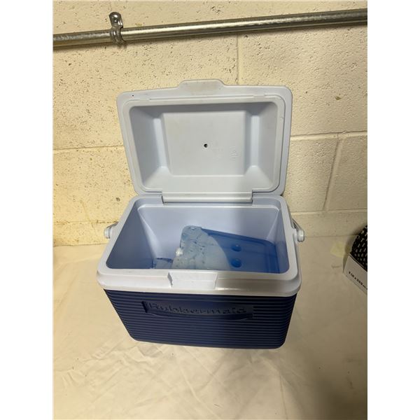 Rubbermaid cooler with ice packs