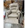 Image 2 : Swivel rocker recliner
