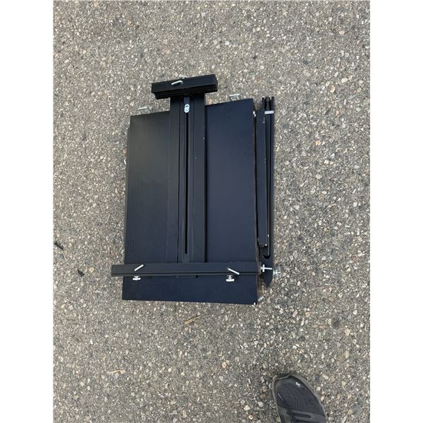 Folding art easel