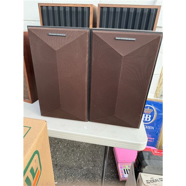 Marantz model HD 440 speakers