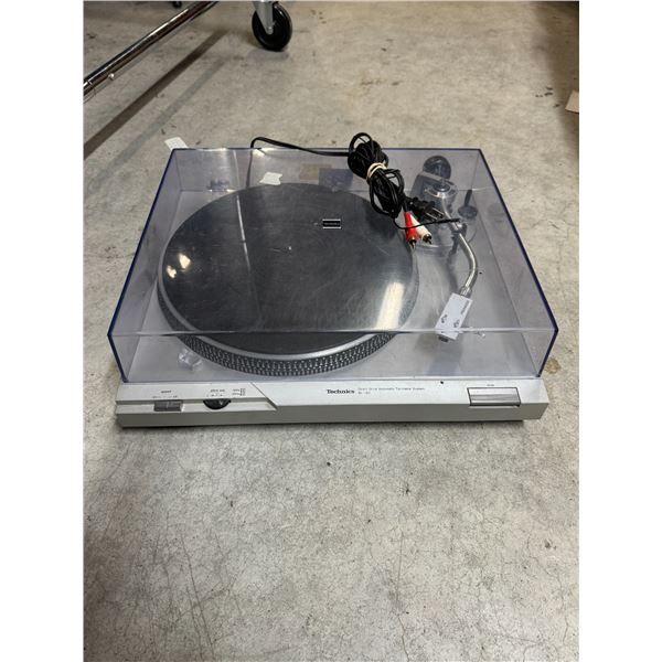 Technics SL-D2 Direct drive automatic turntable (lid mounts broken)