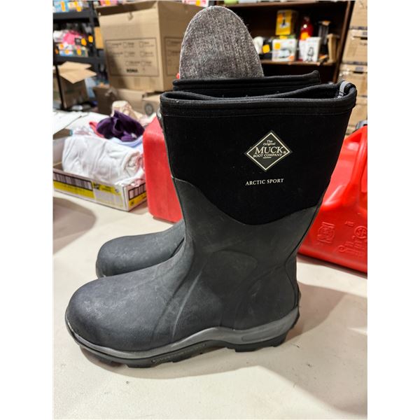 Muck boots size 12