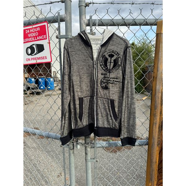 Yes, zip up jacket size small