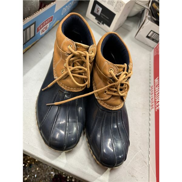 Hilfiger size 6 footwear