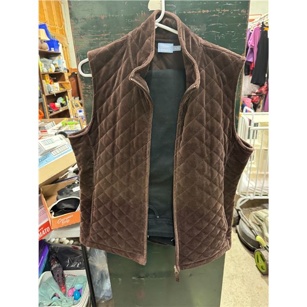 Denver Hayes fest XL and black pants size 12