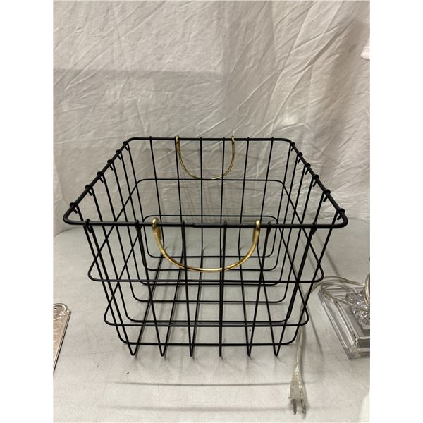 Wire basket with handles
