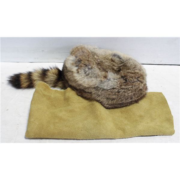 RACOON STYLE HAT WITH A PIECE OF SUEDE LEATHER