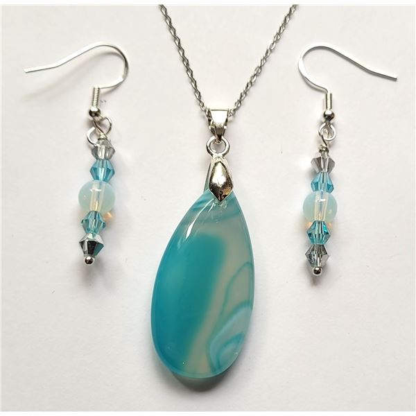 18) BLUE/WHITE STRIPE TEARDROP AGATE PENDANT ON 18