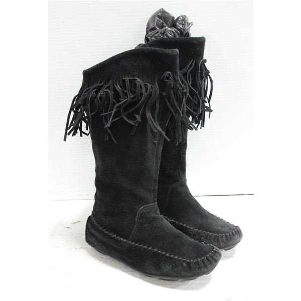 SIZE 6 BLACK FRINGE MOCASSIN BOOTS-ESTATE
