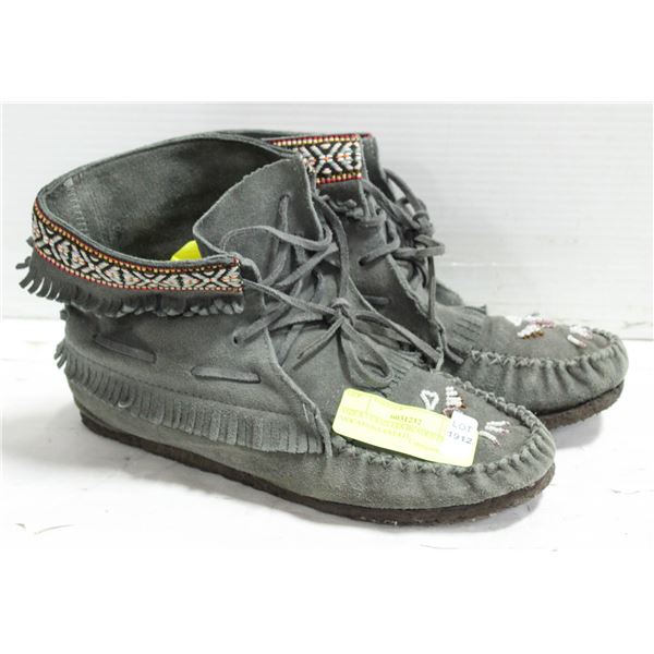 SIZE 8.5 GRIZLEES BEADED FRINGE MOCASSINS-ESTATE