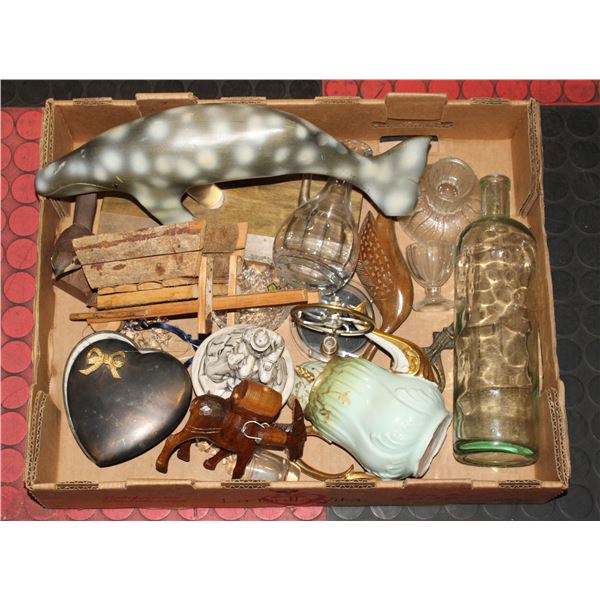 TRAY OF ASSORTED COLLECTIBLES
