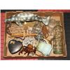 Image 1 : TRAY OF ASSORTED COLLECTIBLES
