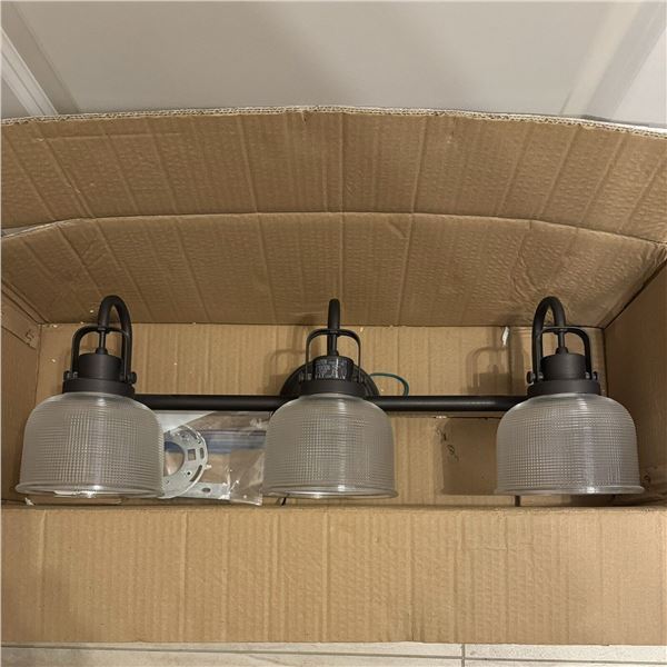 TRIPLE LIGHT FIXTURE
