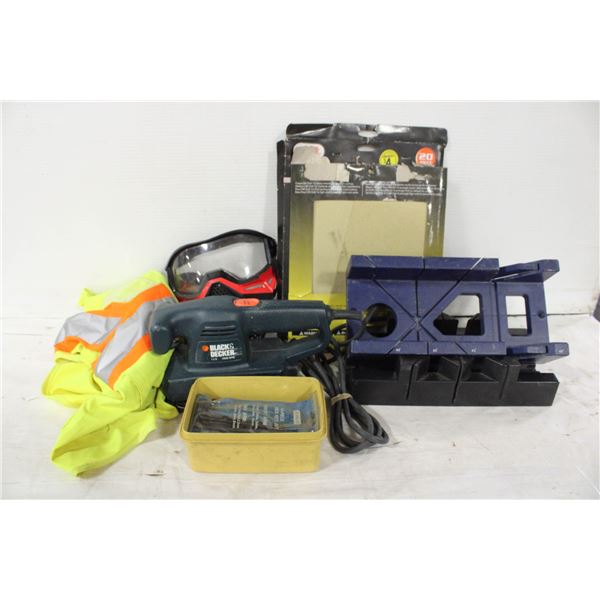 BLACK & DECKER PALM SANDER W PAPER ETC