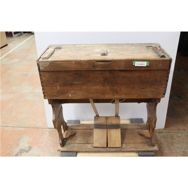 * Antique Organ - Estey Organ Co. Battlebro, UT, - as is