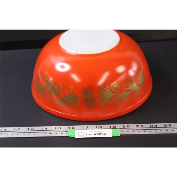 PYREX Golden Holly Leaf Christmas Pattern Bowl - 4 Quart