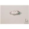 Image 2 : 10kt white gold ring set with three emerald gemstones, size 8