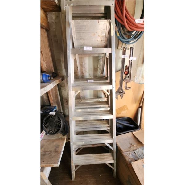 Heavy duty aluminum ladder 6'