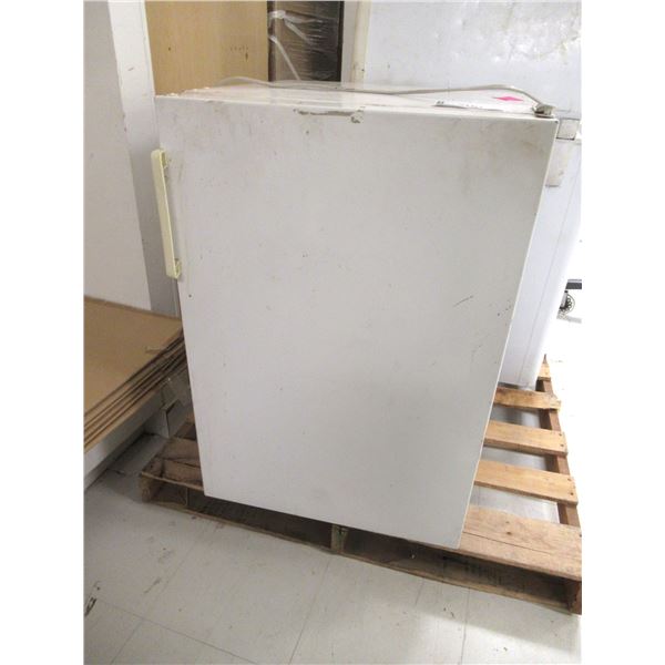 MINI-FRIDGE 22"x23"x33"