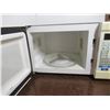 Image 2 : MICROWAVE DANBY