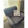Image 2 : Upholstered Button Armchair With Throw Pillow