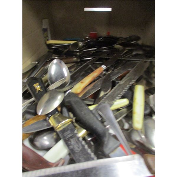 ESTATE:  BOX C/W CUTLERY