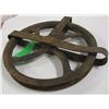 Image 2 : COLLECTABLE:  WELL PULLEY