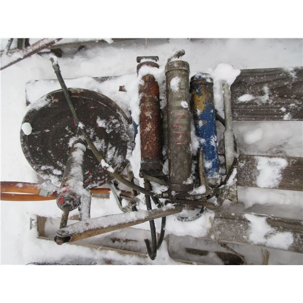 ESTATE:  BUNDLE C/W GREASE GUNS, OIL PUMP