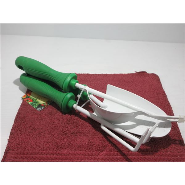 NEW:  MIRACLE GROW 3 PIECE GARDEN TOOL SET