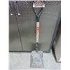 Image 1 : SQUARE GARDEN SHOVEL