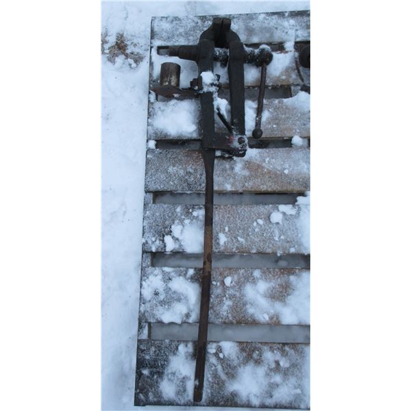 ESTATE/COLLECTABLE:  LEG VISE