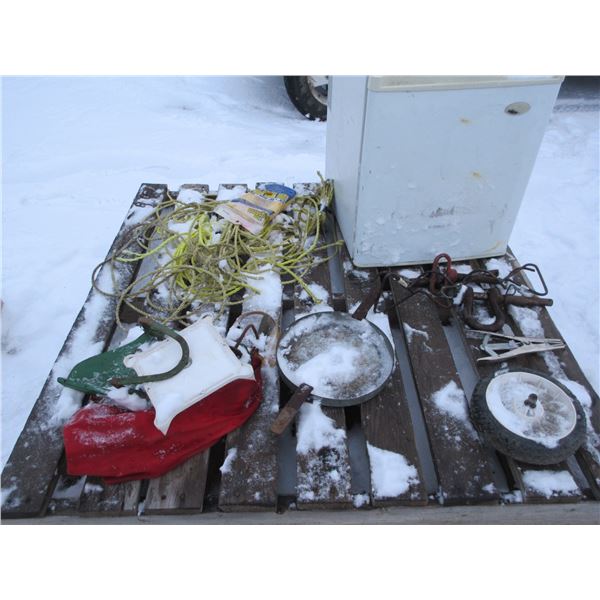 ESTATE: PALLET C/W BAR FRIDGE, GRASS SEEDER, WHEELS, ROPE, ETC