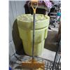 Image 1 : SNOW SHOVEL (YELLOW)