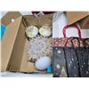 Image 2 : Large Christmas décor bundle - Boxes, bags, tree ornaments, snow globe, etc.