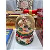 Image 5 : Large Christmas décor bundle - Boxes, bags, tree ornaments, snow globe, etc.