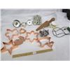 Image 1 : Lot of Kitchen Items Including Cookie Cutters